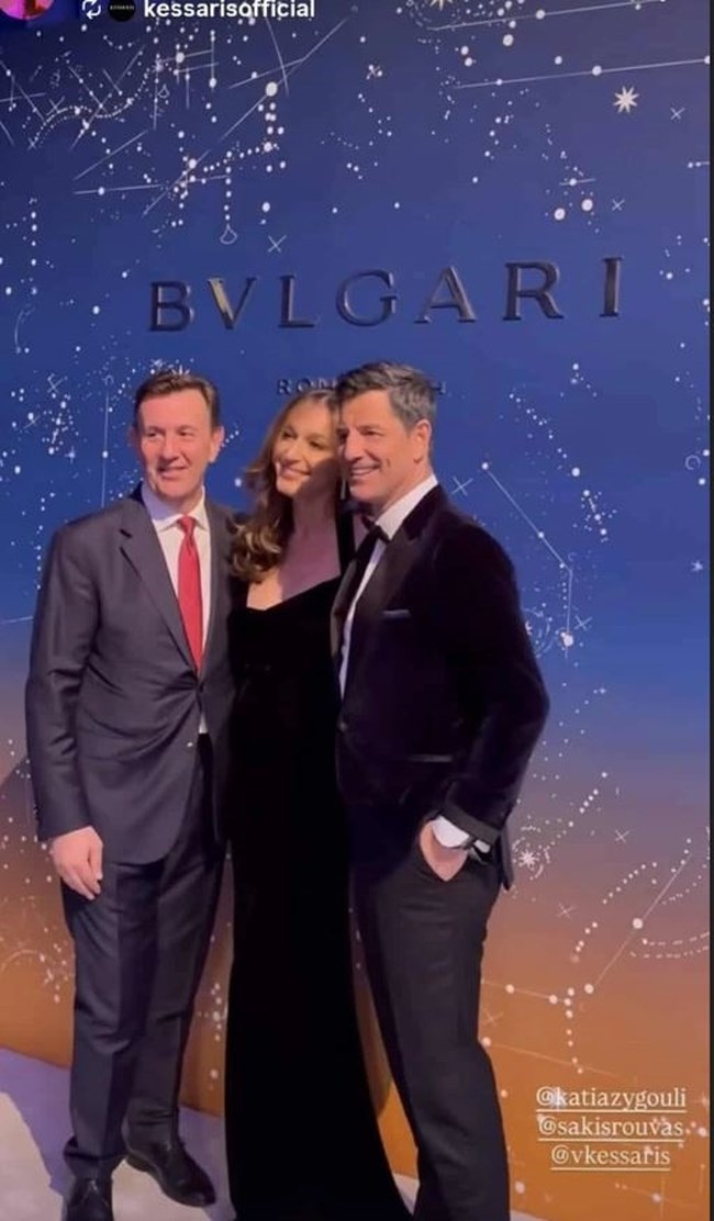 Κάτια Ζυγούλη: Με glam βελούδινο φόρεμα στο πλευρό του Σάκη Ρουβά σε κοσμική εκδήλωση