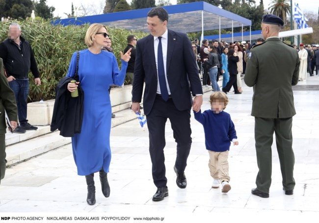 Τζένη Μπαλατσινού: Απόλυτα σικ στην παρέλαση, με μπλε ρουά μίντι φόρεμα [εικόνες]