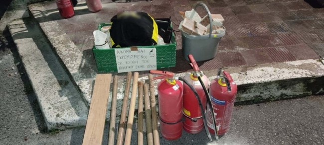 ΑΠΘ: Νέα έφοδος της ΕΛ.ΑΣ. για εκκένωση κατάληψης- Εριξαν πέτρες οι καταληψίες, τους επιτέθηκαν με πυροσβεστήρες [εικόνες - βίντεο]