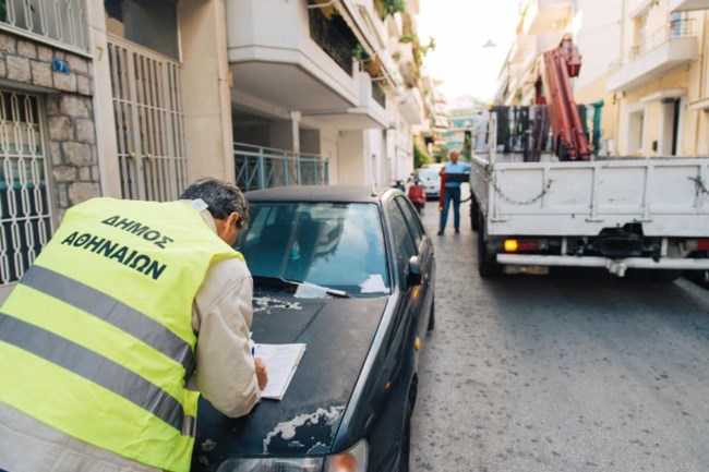 Δήμος Αθηναίων: Πληγή τα εγκαταλελειμμένα οχήματα - Απομακρύνθηκαν χιλιάδες αυτοκίνητα και μοτοσυκλέτες [Εικόνες]