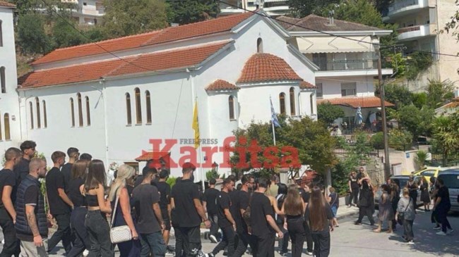 Βέροια: Θρήνος στην κηδεία του 19χρονου Γιάννη που έχασε τη ζωή του στο λούνα παρκ της Χαλκιδικής