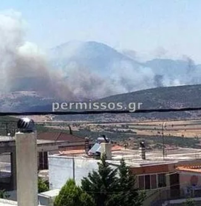 Συναγερμός στο Καπαρέλι Βοιωτίας: Ξέσπασε φωτιά στην είσοδο του χωριού - Ισχυροί οι άνεμοι