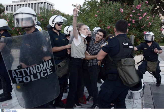 Επεισόδια με χημικά μεταξύ διαδηλωτών και αστυνομίας μπροστά από το μνημείο του Αγνώστου Στρατιώτη