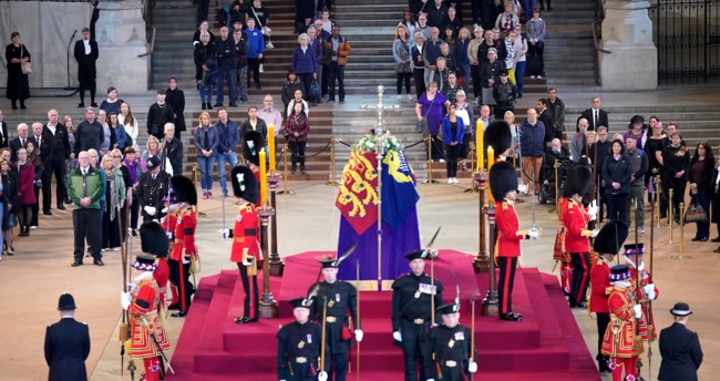 Δείτε Live: Στα 7 χλμ η ουρά για το λαϊκό προσκύνημα της Ελισάβετ - Ποιοι παρακάμπτουν τη σειρά