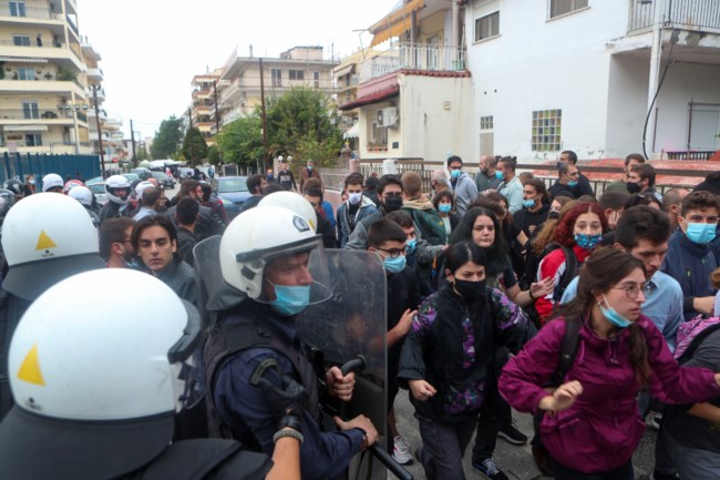 ΕΠΑΛ Σταυρούπολης: Νέα σοβαρά επεισόδια - Χτύπησαν δύο μαθήτριες - Πέντε συλλήψεις μαθητών με μαχαίρια [εικόνες - βίντεο]