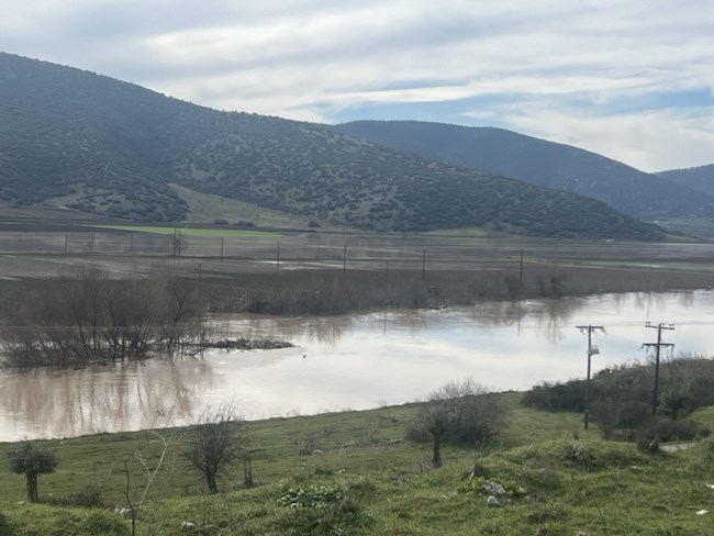 Υπερχείλισε ο Πηνειός έξω από τη Λάρισα - Πλημμύρισαν αγροτικές εκτάσεις [εικόνες - βίντεο]