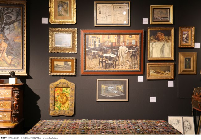 Διαχρονική κομψότητα: Η Καρυοφυλλιά Καραμπέτη επιβλητική και πανέμορφη σε εγκαίνια έκθεσης