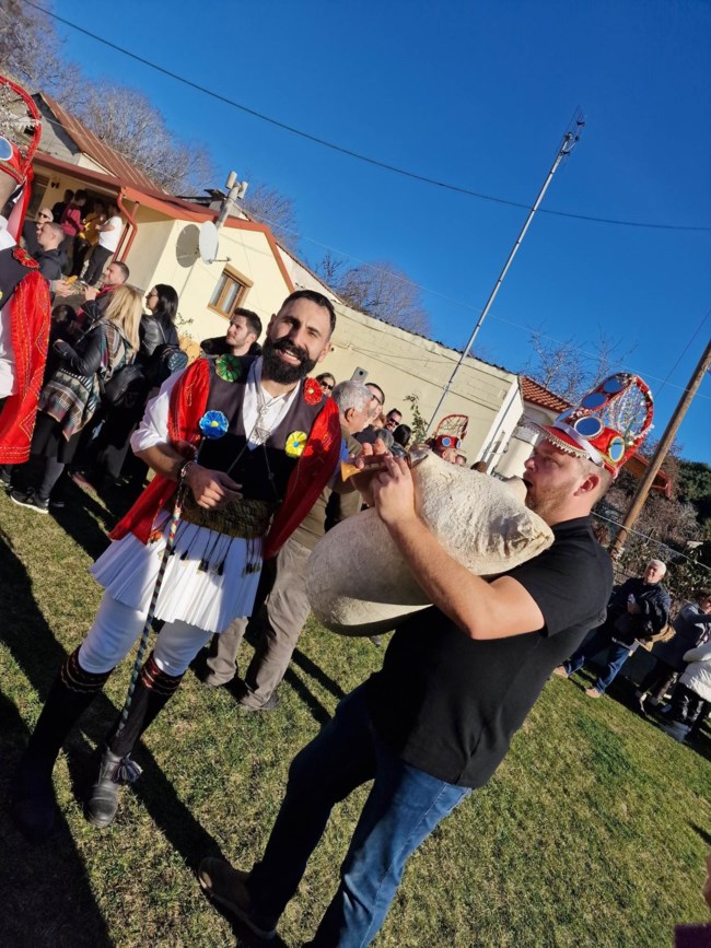 Κοζάνη: Ξεσήκωσαν τα χωριά οι ξακουστοί Μωμόγεροι - Το έθιμο που αναβίωσε και φέτος [Εικόνες - Βίντεο]