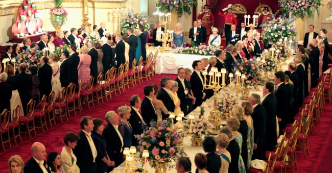 Βασίλισσα Ελισάβετ: Αυτό είναι το αγαπημένο της κοκτέιλ - Το αποκάλυψε η ίδια στον Τομ Χανκς