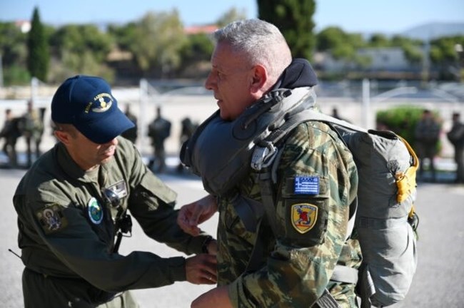 Άλμα από ελικόπτερο έκανε ο Αρχηγός ΓΕΕΘΑ Κ. Φλώρος [εικόνες - βίντεο}