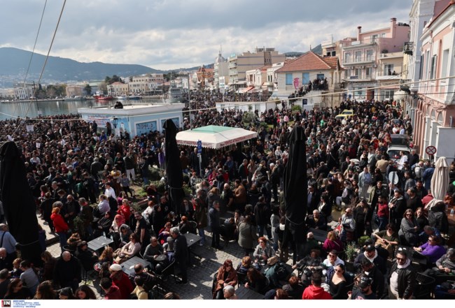 Μεγάλη συγκέντρωση στην πλατεία Σαπφούς στη Μυτιλήνη