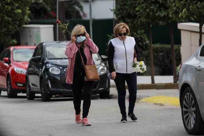 Φώφη Γεννηματά: Λουλούδια έξω από το σπίτι της στη Βούλα - Συντετριμμένοι οι γείτονές της [εικόνες]