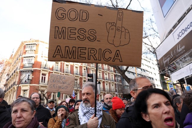 Οι Ισπανοί διαδηλώνουν στην Μαδρίτη κατά χιλιάδες ενάντια στην επέμβαση των ΗΠΑ στη Βενεζουέλα [εικόνες]