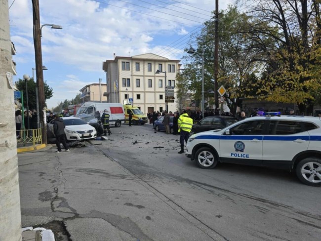 Πτολεμαΐδα: ΙΧ καρφώθηκε σε βαν και μετά έπεσε πάνω σε παρκαρισμένα [εικόνες]