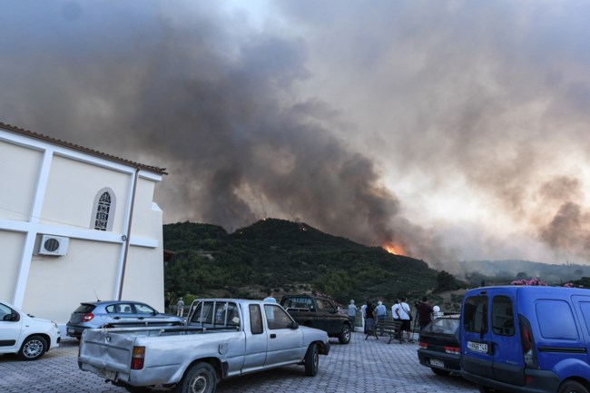 Ηλεία: Μαίνεται η φωτιά στα Κρέστενα - Διάσπαρτες εστίες γύρω από χωριά