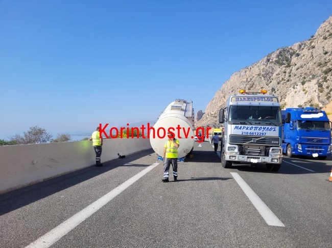 Εικόνες πανικού στην Αθηνών - Κορίνθου: Αποκολλήθηκε βυτίο από νταλίκα - Έμεινε στη μέση του δρόμου