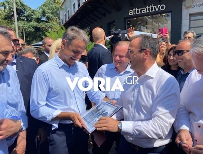 Σέρρες: Φωτογραφία - έκπληξη δώρο στον Κυριάκο Μητσοτάκη - Η χειραψία με τον Κωνσταντίνο Καραμανλή