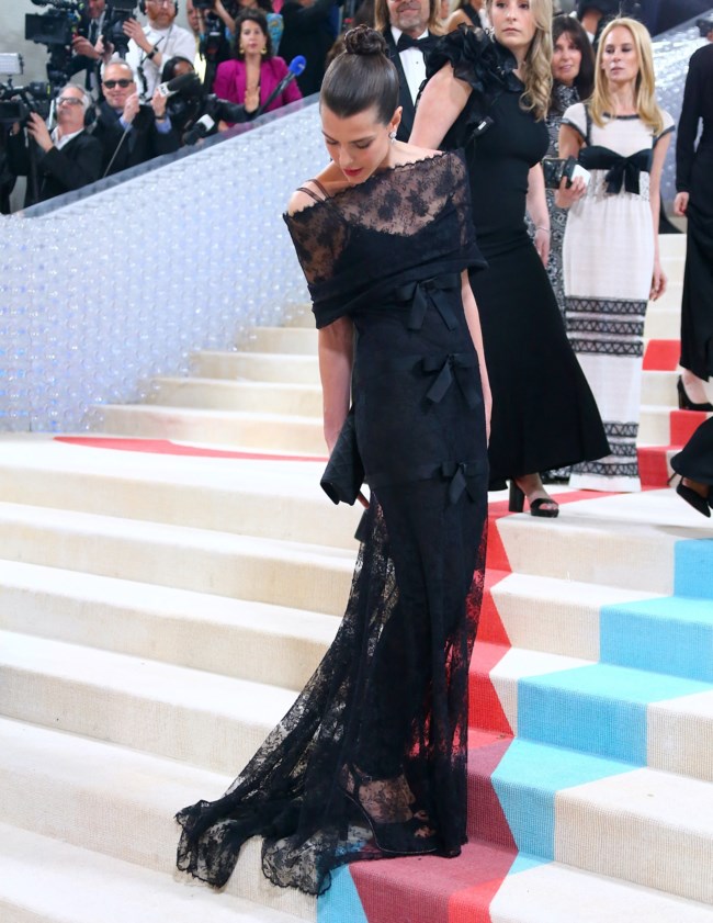 Μια royal έλαμψε στο Met Gala: Η σικάτη εμφάνιση της Σαρλότ Κασιράγκι μακριά από κιτς, φτερά και πούπουλα