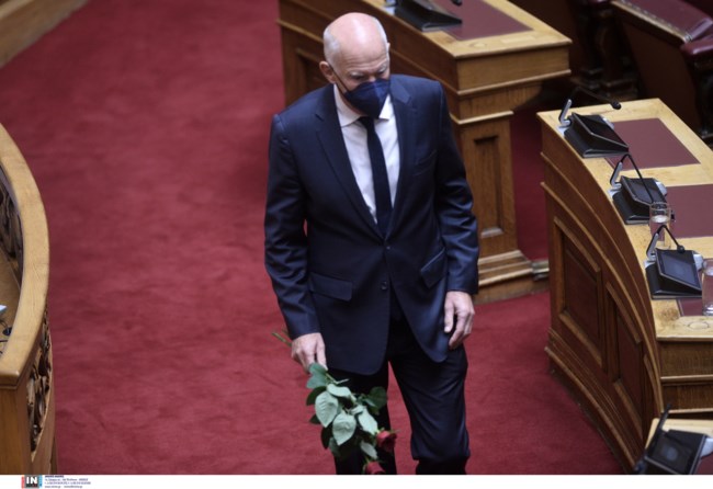 Ο Γιώργος Παπανδρέου αφήνει λουλούδια στο έδρανο της Φώφης Γεννηματά στη Βουλή {εικόνες]