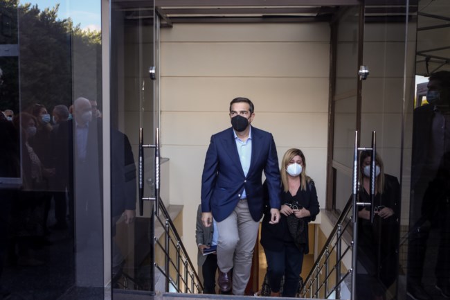Τάσος Κουράκης: Έγινε η πολιτική κηδεία - Παρών ο Αλέξης Τσίπρας με κόκκινο τριαντάφυλλο [εικόνες]