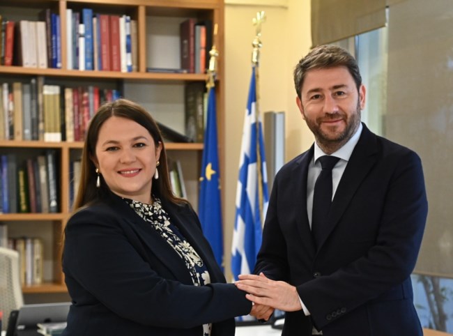 Και επισήμως στο ΠΑΣΟΚ η ανεξάρτητη βουλευτής Κωνσταντίνα Αδάμου - Συνάντηση με Ανδρουλάκη