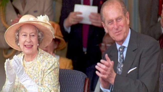 Ανατροπή με τον θάνατο του πρίγκιπα Φιλίππου: Η βασίλισσα Ελισάβετ δεν ήταν στο πλάι του - Δεν είχε ξυπνήσει όταν πέθανε