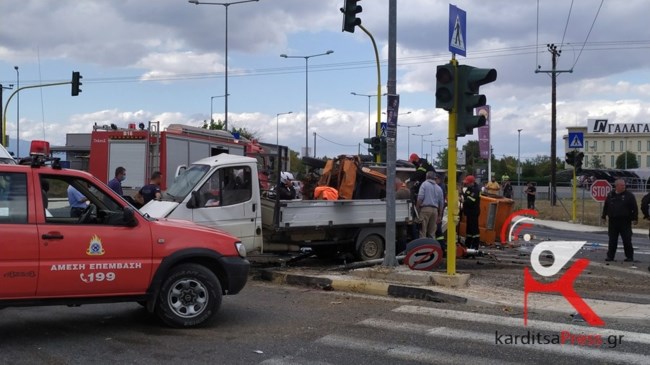 Καρδίτσα: Σφοδρό τροχαίο με τρεις τραυματίες - Εγκλωβίστηκε οδηγός [Εικόνες - Βίντεο]