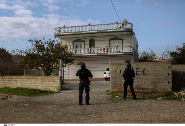 Ζεφύρι: Νέο βίντεο ντοκουμέντο - Ανήλικοι κρατούν όπλα και πυροβολούν από μπαλκόνι