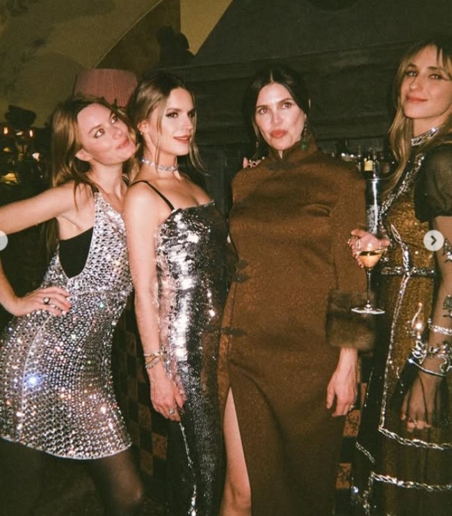 Ντάσα Ζούκοβα: Το mandarin dress με το μεγάλο άνοιγμα και η κομψή σιλουέτα της ένα μήνα μετά τη γέννηση του πέμπτου παιδιού της