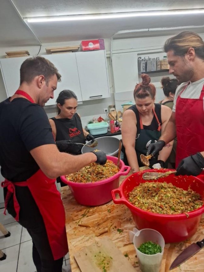 Ο Κασσελάκης φόρεσε ποδιά και ετοίμασε γεύματα για τους πυρόπληκτους με τον Νάσο Παπαργυρόπουλο [εικόνες]