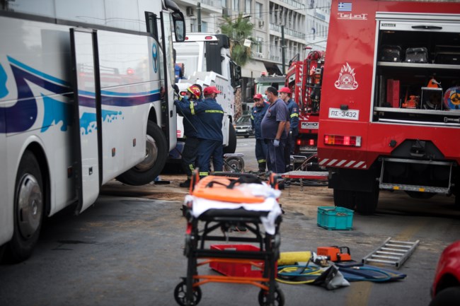 Σοβαρό τροχαίο στην Ακτή Μιαούλη - Πούλμαν έπεσε πάνω σε κολώνα - Δραματικός απεγκλωβισμός του οδηγού μετά από 2,5 ώρες [εικόνες - βίντεο]