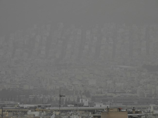 Έντονη η μεταφορά αφρικανικής σκόνης σχεδόν σε όλη την Ελλάδα - Η απόκοσμη εικόνα του νέφους πάνω από την Αττική