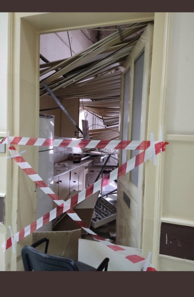 Ευαγγελισμός: Κατέρρευσε ψευδοροφή, τραυματίστηκαν δύο τραπεζοκόμοι [Εικόνες]