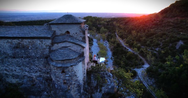 Η "ιπτάμενη πιανίστρια" στο... χείλος του γκρεμού - "Κρέμεται" από βράχο στον Ολυμπο και παίζει [εικόνες]