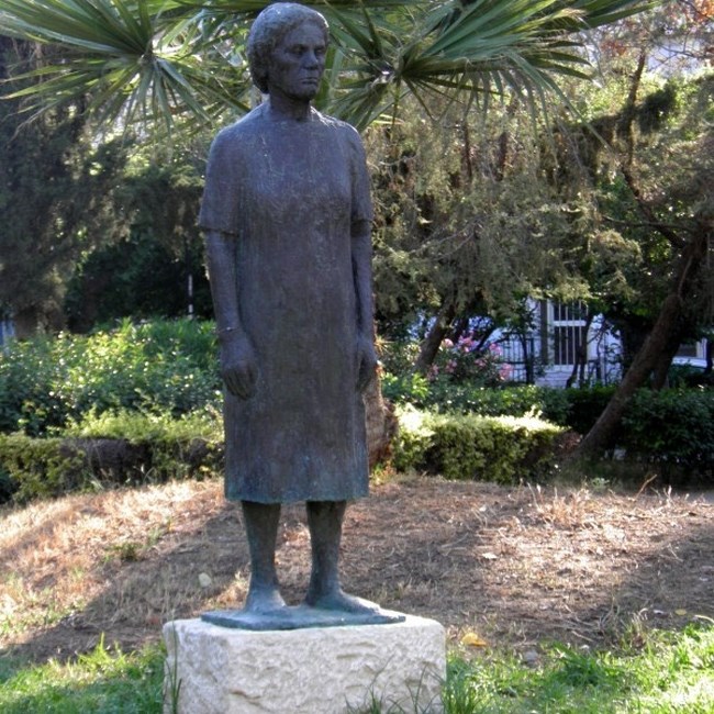 Νίκαια: Εκλάπη το άγαλμα "Η Γυναίκα του Λαού" από την πλατεία Παιδικής Στέγης