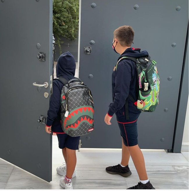 Back to school: Η Φαίη Σκορδά φωτογραφίζει τους γιους της στην εξώπορτα - Οι υπέροχες τσάντες τους