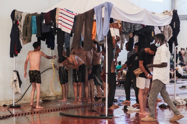 Πλεύρης για τους μετανάστες: "Καθίστε εκεί που είστε, δεν είστε ευπρόσδεκτοι" - Φυλακή ή έξοδος από τη χώρα