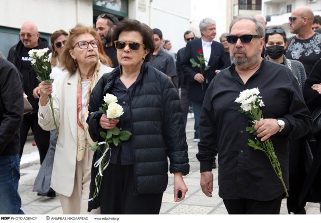Ο άγνωστος γιος της Άννας Παναγιωτοπούλου συντετριμμένος στην κηδεία μαζί με την αγαπημένη εγγονή της