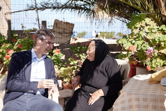 Γαύδος: Η συνάντηση Μητσοτάκη με την κυρά Χριστίνη - "Κυβερνάς καλά τη χώρα - Αν έλειπες, θα γινόταν πόλεμος" [Βίντεο]