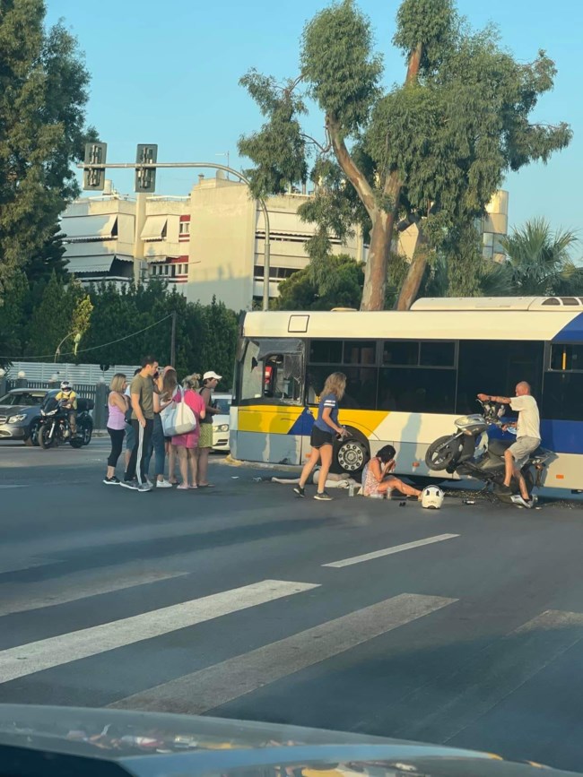Σοβαρό τροχαίο στη Βούλα: Δίκυκλο συγκρούστηκε με λεωφορείο [Εικόνες]