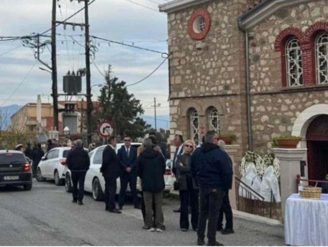 Στο Αίγιο η κηδεία του 43χρονου μποξέρ - Το τελευταίο "αντίο" από συγγενείς και φίλους  [εικόνες]