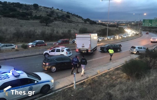 "Εμφραγμα" στη Θεσσαλονίκη: Καραμπόλα πέντε αυτοκινήτων - Κυκλοφοριακό χάος στον περιφερειακό [βίντεο]