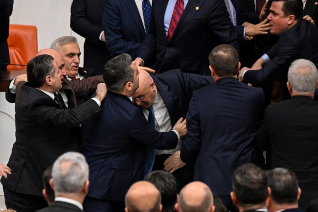 Χάος στην τουρκική Βουλή: Άγριο ξύλο μεταξύ βουλευτών στην ορκωμοσία νέων υπουργών - Γιατί "άναψαν τα αίματα"