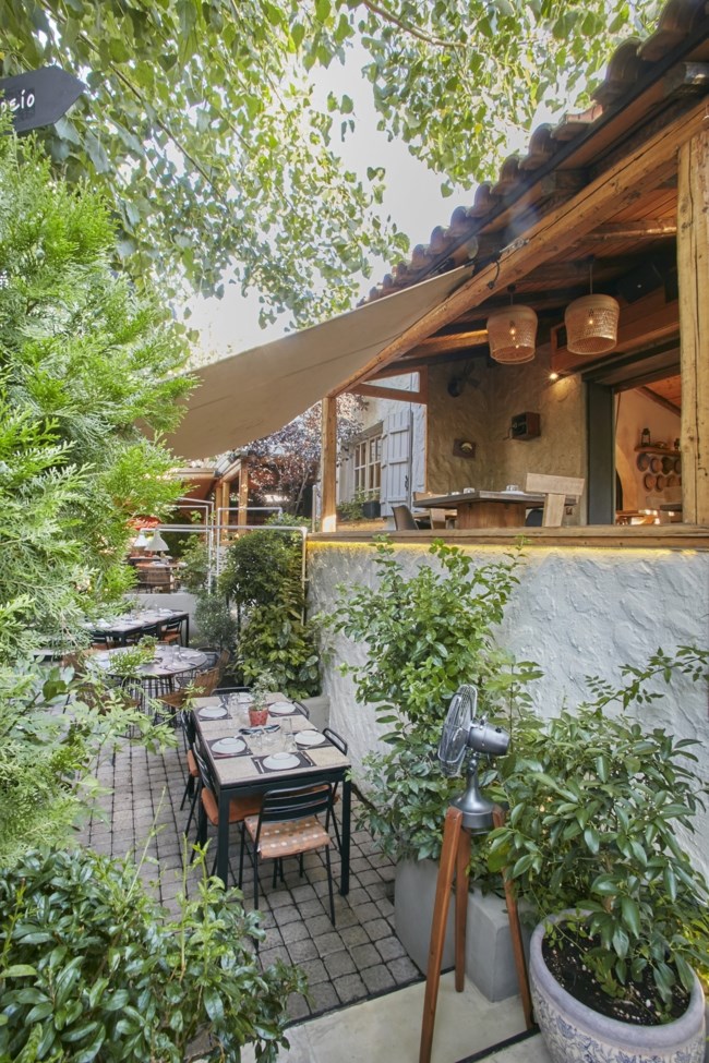 20 ταβέρνες με αυλή στην Αθήνα για νόστιμο φαγητό και δροσερές εξόδους