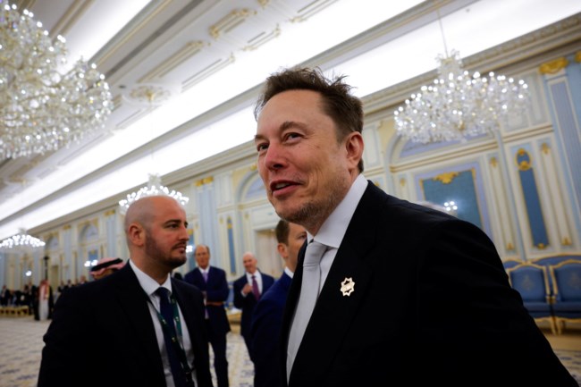 Μπίζνες στην έρημο: Οι μεγιστάνες "κολλητοί" του Τραμπ που τον συνοδεύουν στον Κόλπο - Ετοιμάζουν επενδύσεις πολλών δισ.