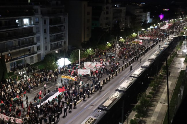 Πολυτεχνείο: Με μεγαλειώδη πορεία τιμήθηκε η επέτειος - Για 23.000 κόσμο κάνει λόγο η ΕΛΑΣ - 13 συλλήψεις [εικόνες - βίντεο]
