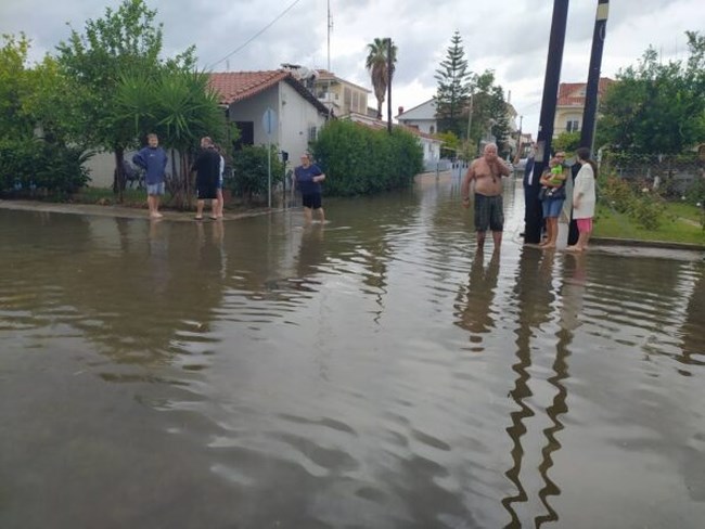 Η κακοκαιρία "χτύπησε" Μεσολόγγι και Ναύπακτο - Πλημμύρες από τις ισχυρές βροχοπτώσεις [Εικόνες - Βίντεο]