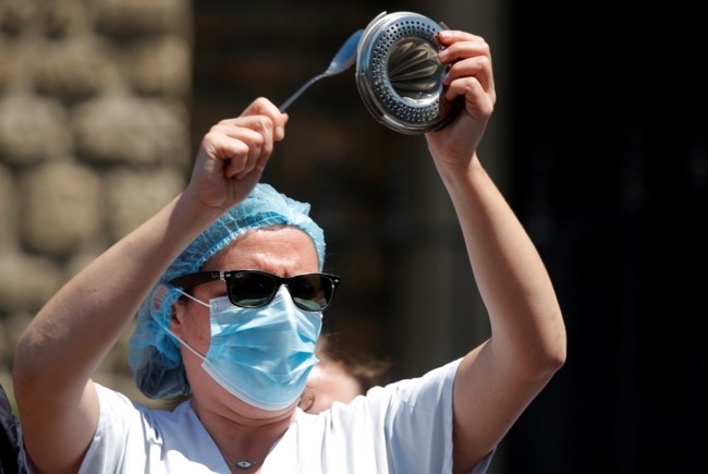 Κινητοποιήσεις στη Γαλλία: Θέλουμε χρήματα, όχι παράσημα, φωνάζουν γιατροί και νοσηλευτές