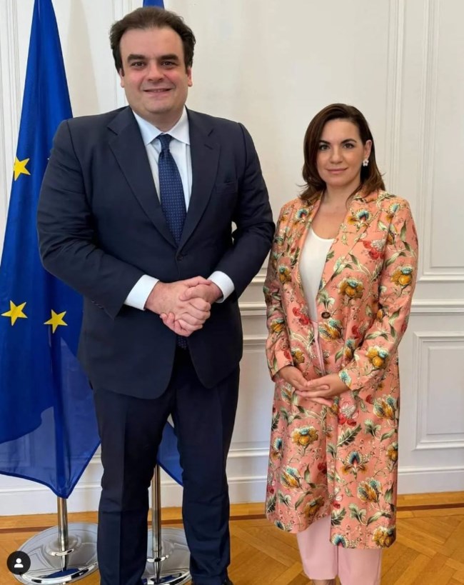 Όλγα Κεφαλογιάννη: Στο υπουργείο με απίθανο φλοράλ μαντό που έμοιαζε με πίνακα ζωγραφικής