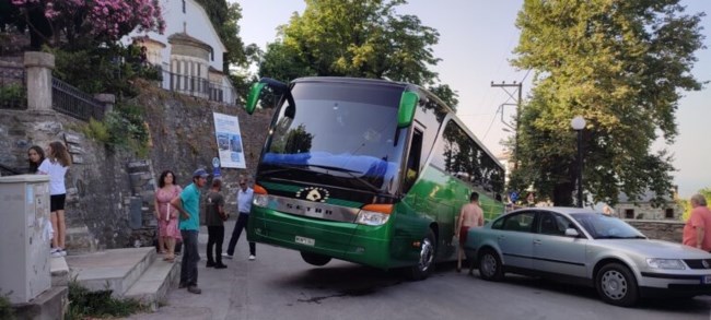 Λεωφορείο σηκώθηκε στον "αέρα" στη Ζαγορά Πηλίου - Πήρε κλειστά τη στροφή ο οδηγός [εικόνες]